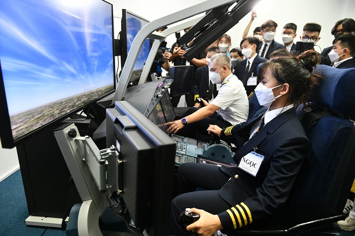 Trải nghiệm đào tạo phi công trên buồng lái máy bay giả lập